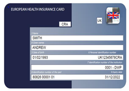 Sjukförsäkringskort (UK EHIC). Hälften av kortet är mörkblått och hälften är ljusblått. Kortet har en symbol för UK och innehåller personens namn, födelsedatum och identifieringsnummer (motsvarande personnummer).