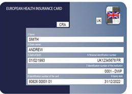 Sjukförsäkringskort (UK EHIC). Hälften av kortet är mörkblått och hälften är ljusblått. Kortet har en symbol för UK och innehåller personens namn, födelsedatum och identifieringsnummer (motsvarande personnummer).