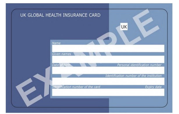Hälften av kortet är mörkblått och hälften är ljusblått. Kortet saknar symbolen för UK. Det innehåller personens namn, födelsedatum och identifieringsnummer (motsvarande personnummer).