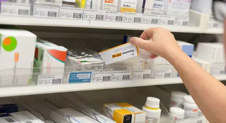 Medicinhylla med olika läkemedel